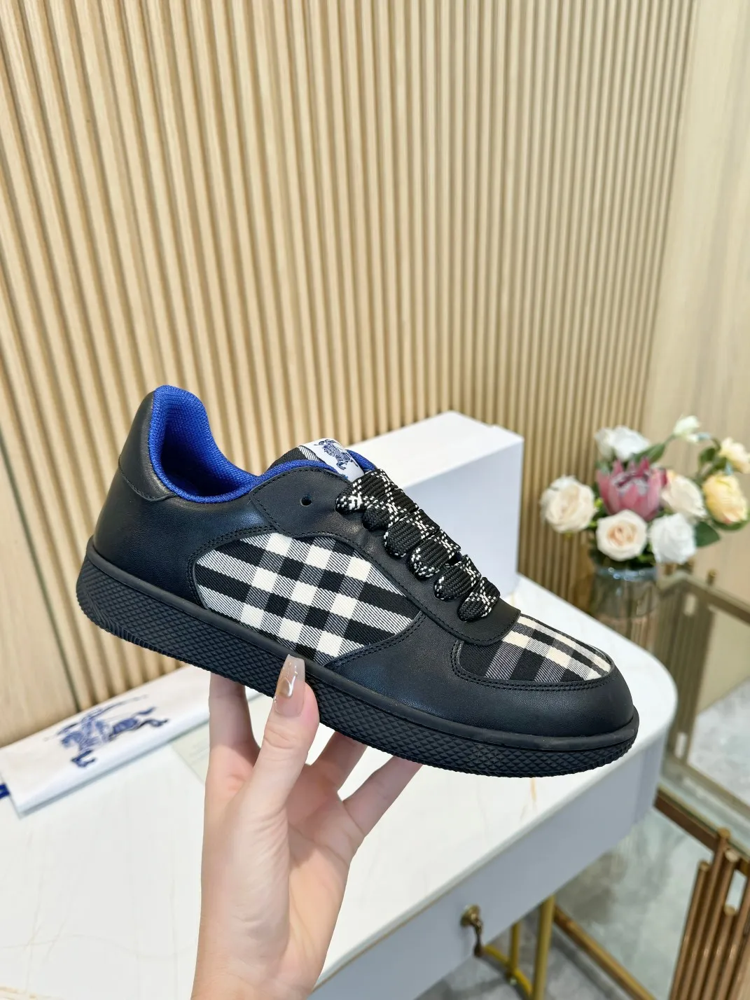 Men's men's shoes 💰560 Burberry's 2024 hot model is released. After three years, the classic plaid returns. It is versatile and decorated with worsted Burberry plaid pattern. Featuring a mesh lining and checkered laces, the rubber sole features the archive Burberry monogram. From Burberry's iconic collection, these wardrobe staples are interpreted with the brand's signature style.   ✅Fabric: classic cotton + silk cowhide ✅Lining: original board lining, silk cowhide lining ✅Outsole: TPU ✅Color: black ✅Code number: 35-45 for men and women (35, 45 customized)